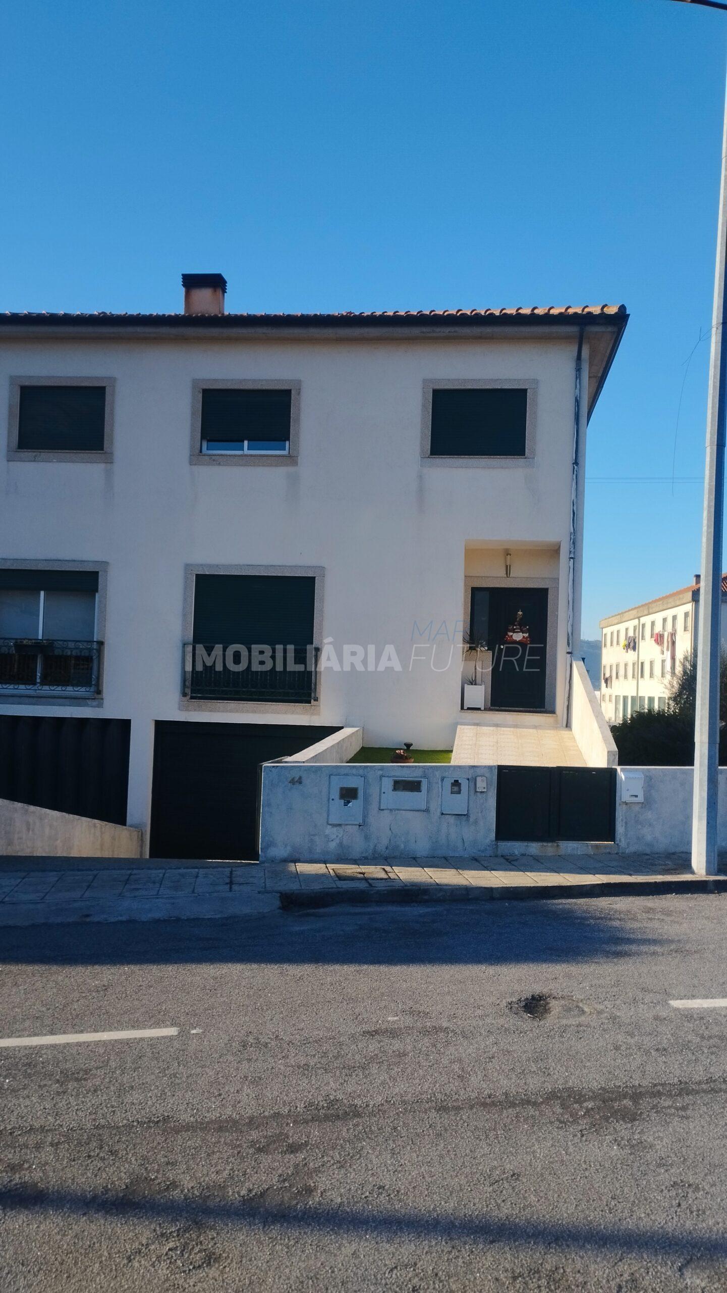 Moradia Geminada T3 em Marco de Canaveses – VENDIDA